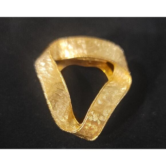 1970s Lieba USA Textured Ribbon Style Gold Tone Scarf Clip - Picture 1 of 3